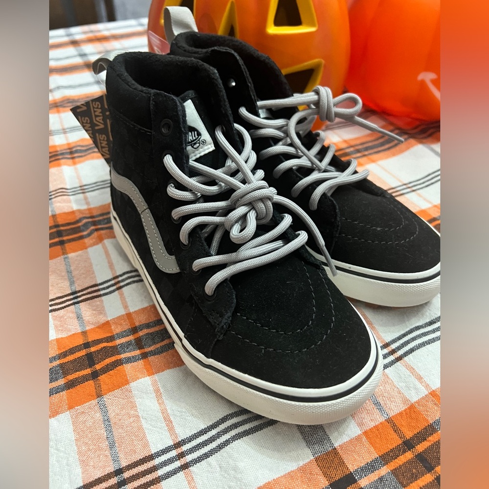 Kids MTE Sk8-Hi Insulated Shoe. Size 3 in shoes for kids. Brand new.